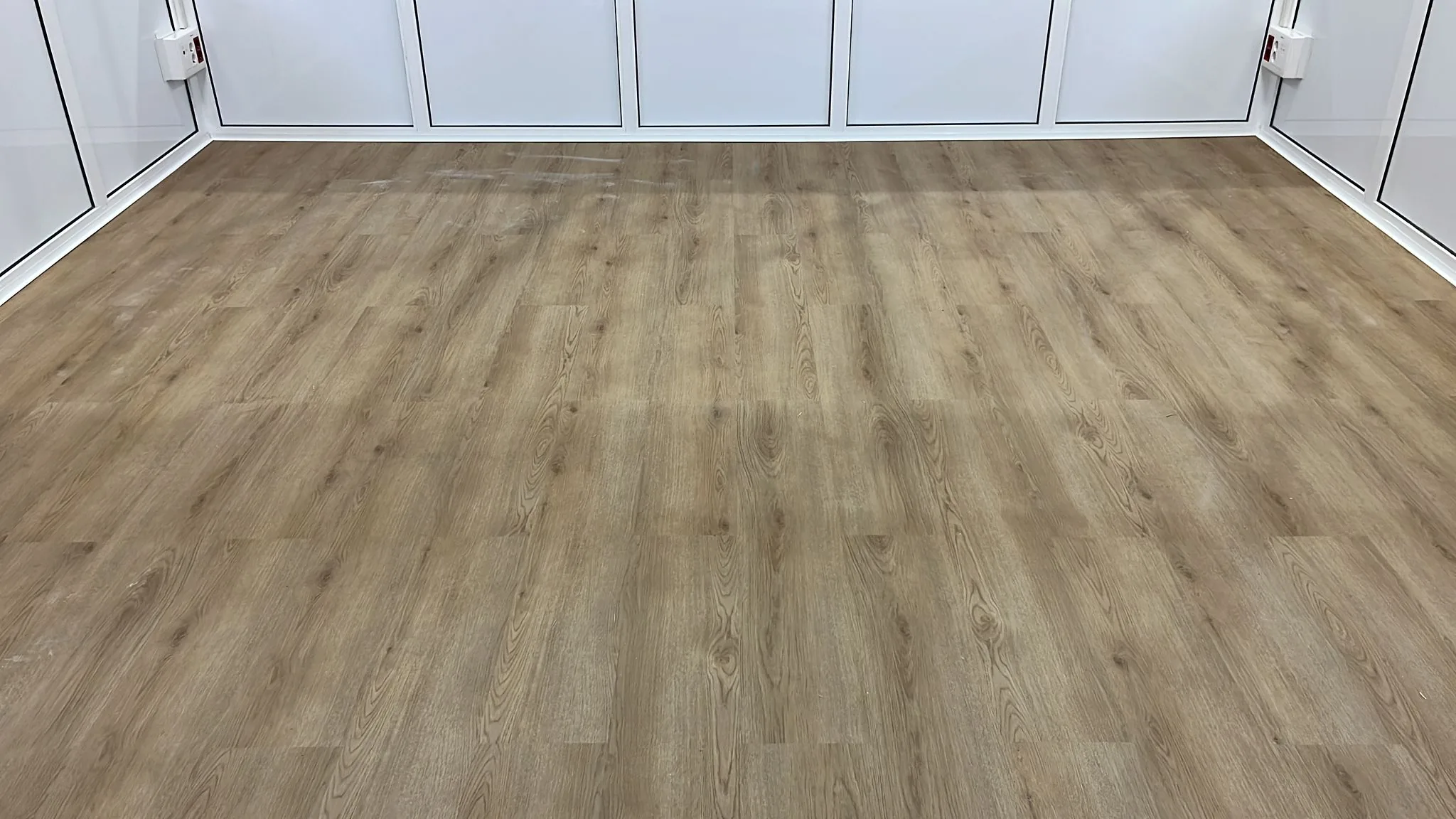 Cerramiento de oficina y estancia en nave industrial con perfilería de aluminio - es 2